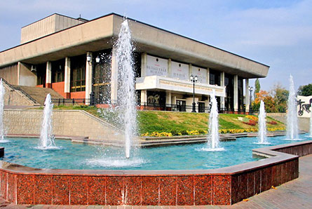 Скидка 50% на комедию театрального сезона  И. Жамиака «Месье Амилькар» в театре драмы имени Л. Н. Толстого. 