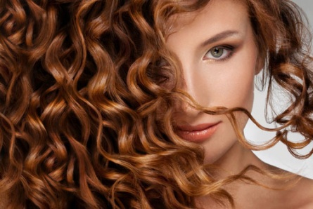 Шелковая завивка с миндальным маслом, стрижка горячей бритвой и не только со скидкой 68% от салона-парикмахерской «Гавайи»