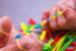 Скидка до 75% на наборы для творчества Loom Bands, Rainbow Loom и Monstertail от «Игролэнд»